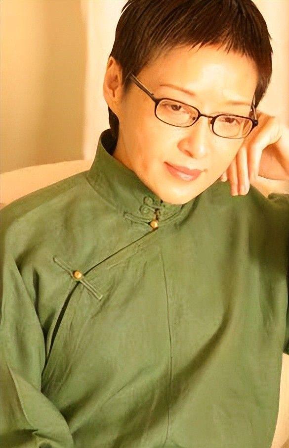 到了自然衰老气质优雅果然岁月从不败美人pg电子模拟器试玩被72岁胡因梦惊艳(图11)