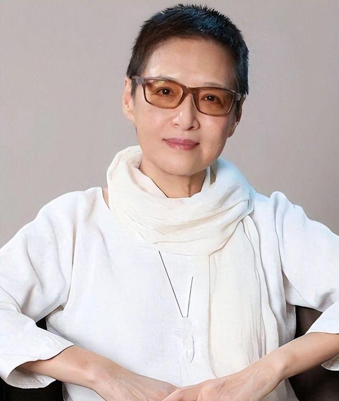到了自然衰老气质优雅果然岁月从不败美人pg电子模拟器试玩被72岁胡因梦惊艳(图20)