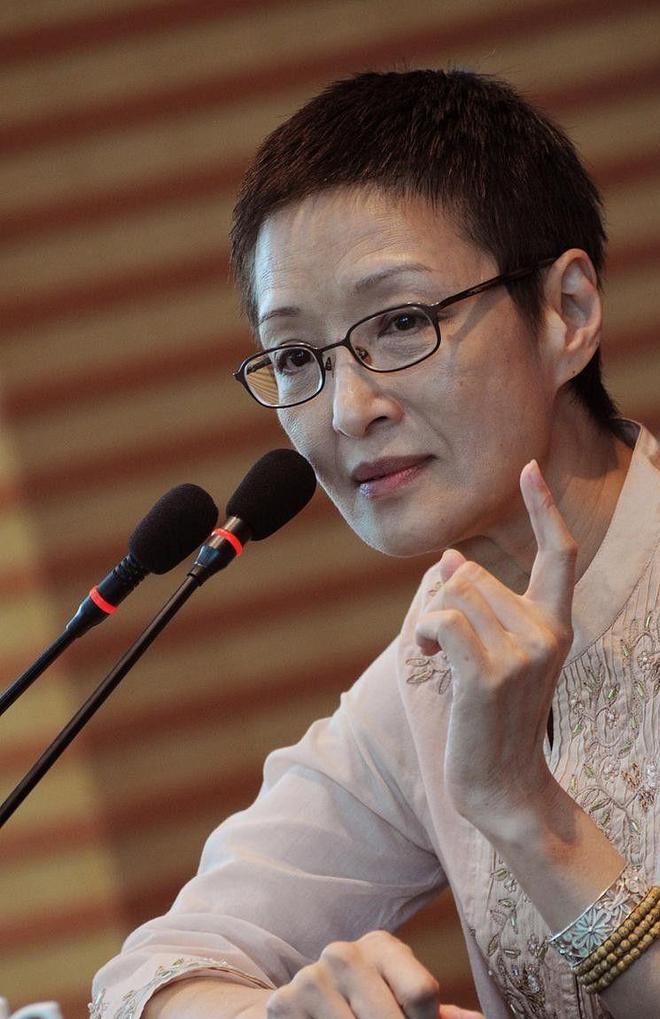 到了自然衰老气质优雅果然岁月从不败美人pg电子模拟器试玩被72岁胡因梦惊艳(图16)